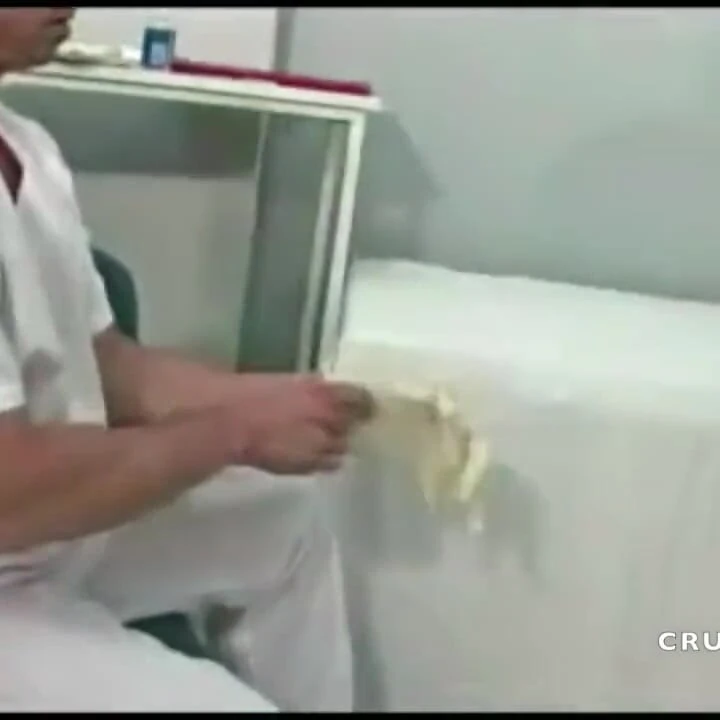 Latin iri güzel kadın klinikte doktorunun sikini kullanıyor