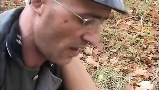 Güzel memeli genç zenci kadın ormanda büyük bir yarakla sikiliyor ve ağzına boşaltıyor