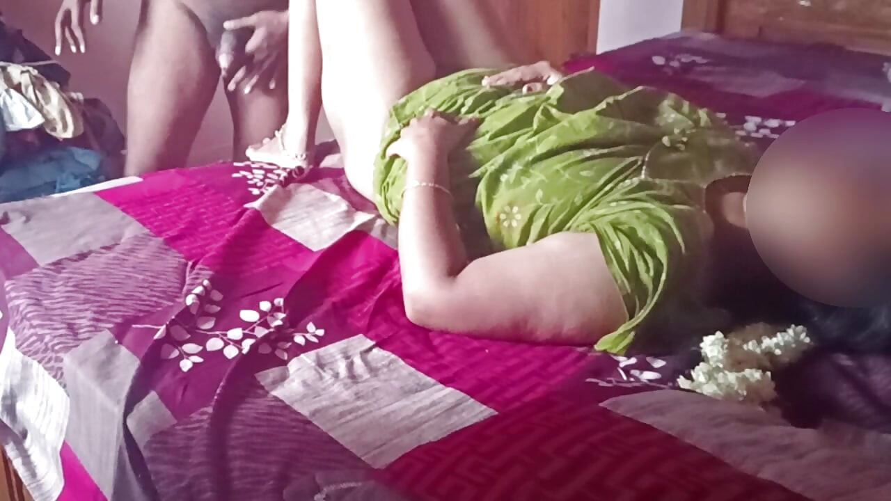 Seksi Hintli ev hanımı gecelik büyük memeli seks yapıyor