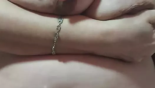 Salika bilezik ve siyah külot giyerken kendine dokunuyor