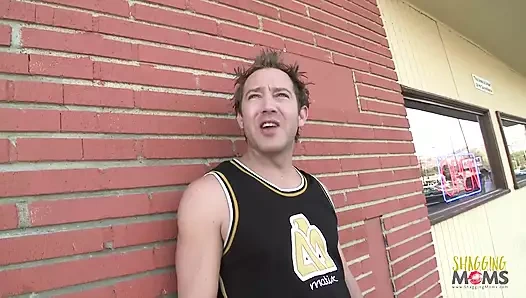 Ciddi sorumluluk sahibi orta yaşlı seksi kadın sürtük gibi davranıyor