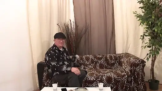 Sıska esmer yönetmen tarafından dildoyla sikiliyor