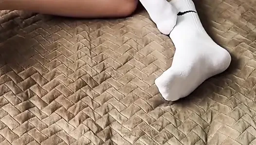 Üniversiteli kız ve sınıf arkadaşı evde yalnız kaldı - ev ödevi yerine ilk seks