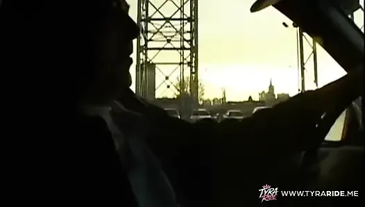 Dövmeli esmer kadın arka koltukta sakso çekiyor