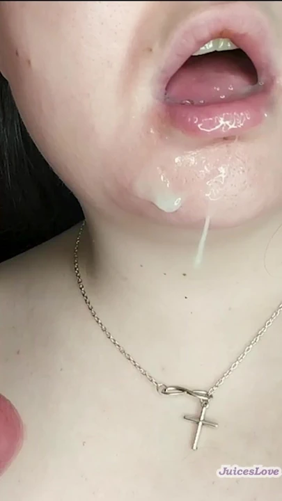 Ev sürtük ağzına dölün bir kısmını alıyor ve gerisini yüzünde yalıyor