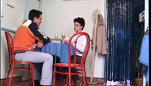 Olgun sarışın piliç yatakta iki adamla iyi sikişiyor