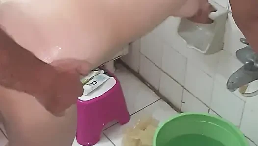 Yaşlı adam banyoda genç sevgilisiyle seks yapıyor.