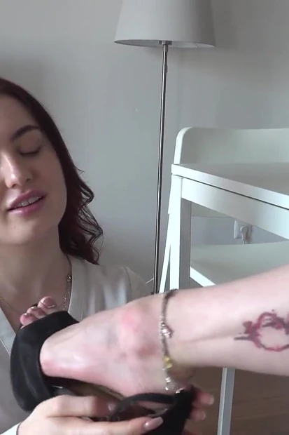 Рыжей секретаршу с горячим татуированным телом лижет ее ступни ее коллега