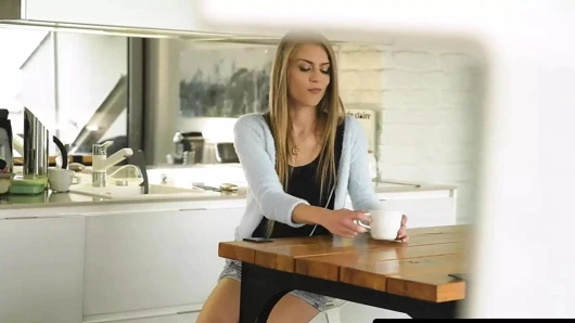 21 sextury - üç çarpıcı lezbiyen genç birbirlerinin amlarını ve göt deliklerini yalıyor