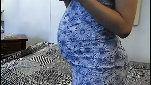 Hamile sürtük yatakta ereksiyon olan yarakları emiyor ve sikiyor