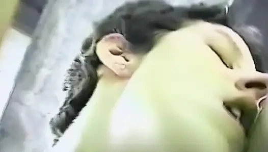 Tutkulu esmer kızlar patlamalı orgazm için yalıyor ve parmaklıyor