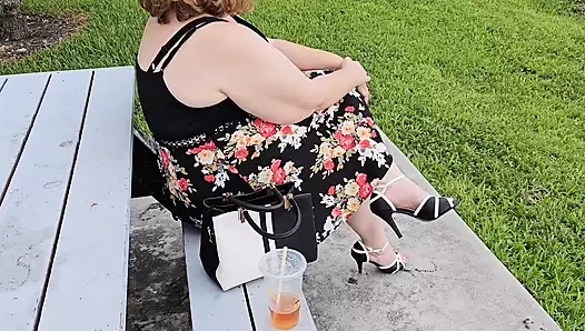 Sapık yabancı parkta külotumu çıkarmamı sağlamaya çalışıyor