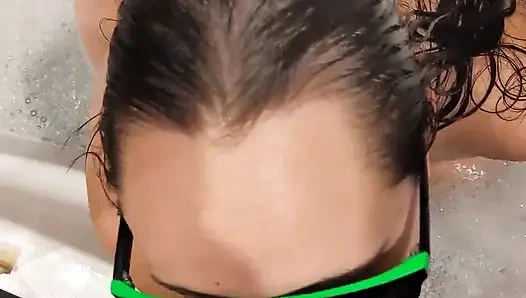 Gerçek evli orta yaşlı seksi kadın kocası işteyken beni emdi ve mastürbasyon yaptı. Onu gerçekten sikmek istiyorum