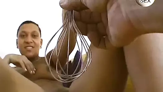 Zenci Alman sürtük sert bir yarakla oynuyor