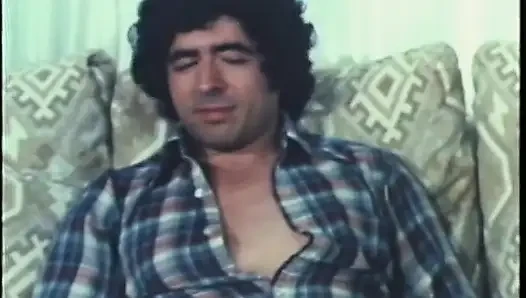 Sürtük iki adam tarafından sikiliyor ve dölleniyor nostaljik porno üçlü seks