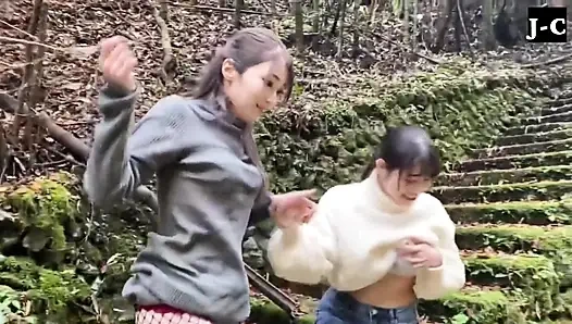 İki kadın ıslak öpücüklerin ve tabu arzusunun cüretkar bir randevusunu paylaşıyor - b