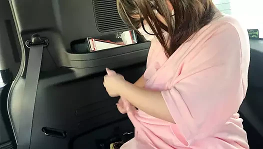 Göğüslerini seven bir çalı doktorunun arabada muayenesi