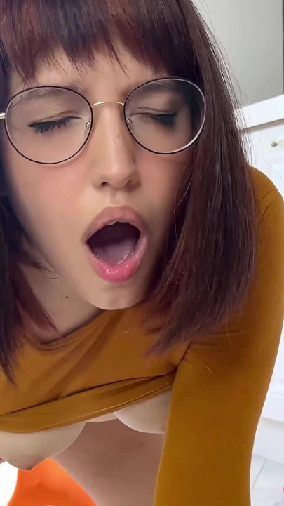 Tombul ve azgın Ksenia Scooby Doo'dan Velma olarak mastürbasyon yapıyor