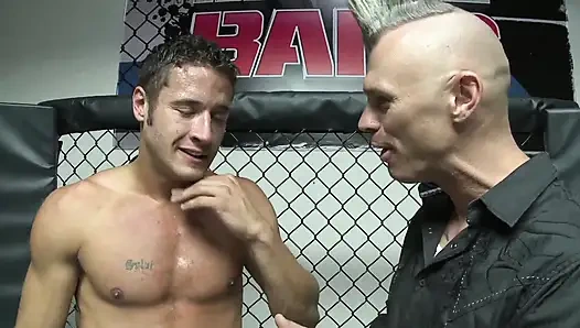 Büyük memeli büyük götlü yüzük kız büyük yarak kazananla sikişiyor