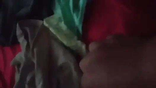 Karımın kullanılmış tangasıyla mastürbasyon yapıyorum ve fark etmiyor