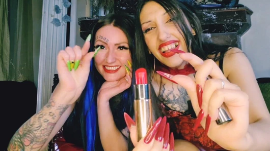 İki tanrıça tarafından küçük penis aşağılaması. Büyüklüğünüz için utanmaya ve utanmaya hazır mısınız?