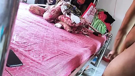 Hintli kız arkadaşını odaya getirdi ve baş aşağı bıraktı