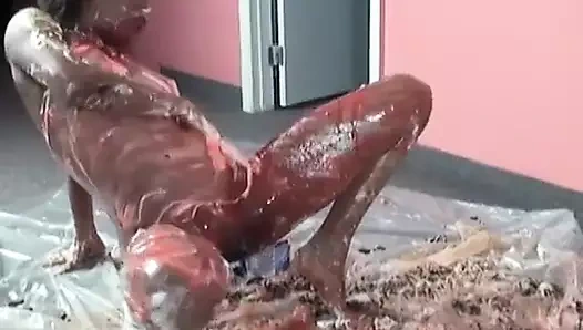Sevimli kaltak seksi vücudunun her yerine dondurma sürtüyor