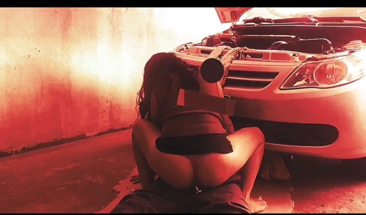 Garajdaki kamera, tamircinin sikinde oturan yaramaz kadını filme alıyor!