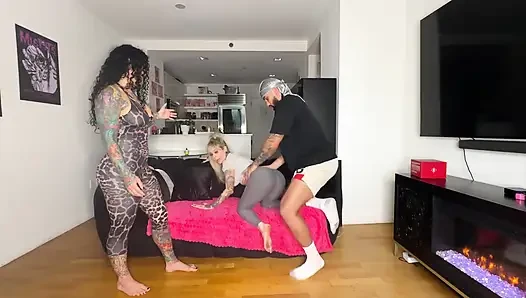 İki azgın kişisel eğitmen müşterilerini sikiyor