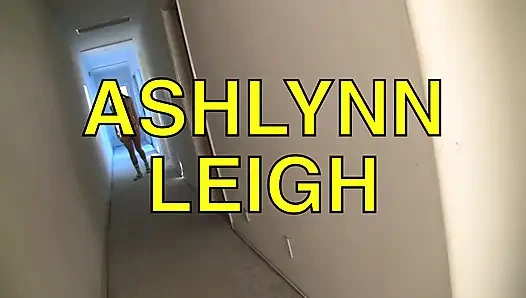 Seksi minyon esmer Ashlynn Leigh karşılıklı beslenme çılgınlığında