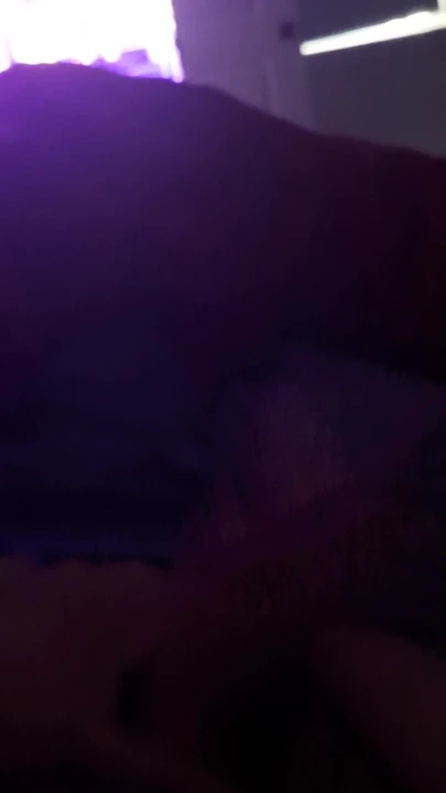 Sert azgın yarağımı okşuyor