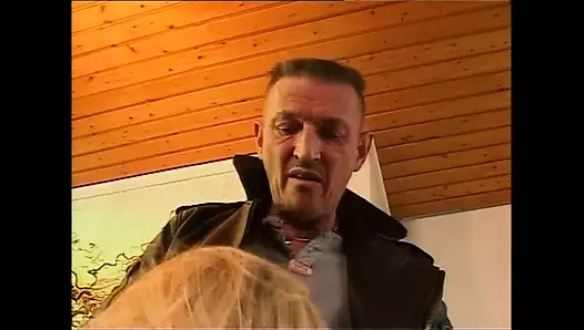 Büyük memeli güzel azgın orta yaşlı seksi kadın sert sikiliyor ve klasik büyük yarakla ağzına boşalıyor