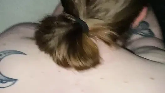 Beyaz evli kadın Meksikalı koca tarafından götünde göt tıkacıyla sikiliyor