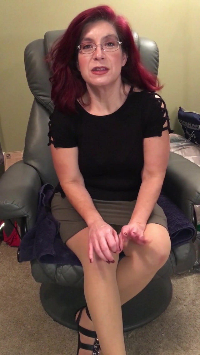 Vulgar Chat with Friend and Showing my Cunt