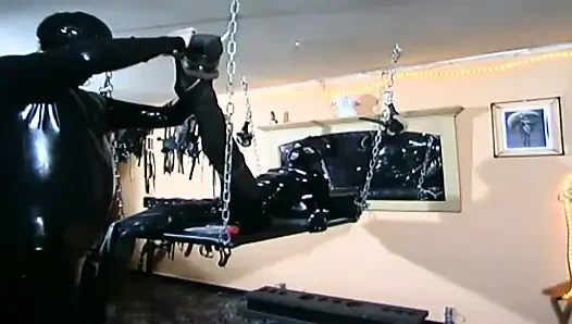 Lateksli maskeli kızla bdsm