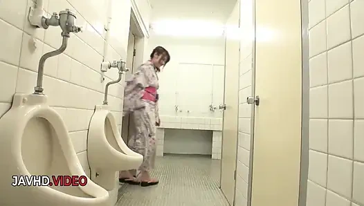 Vahşi Japon tatlı yumi maeda zar zor sikilmeden önce sakso çekiyor