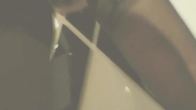 Swemature oteldeki St Andrew's cross'ta bağlı. Ayakta kal ve porno çizmeler, kırbaçlanıyor ve ağzına dölle ödüllendiriliyor.