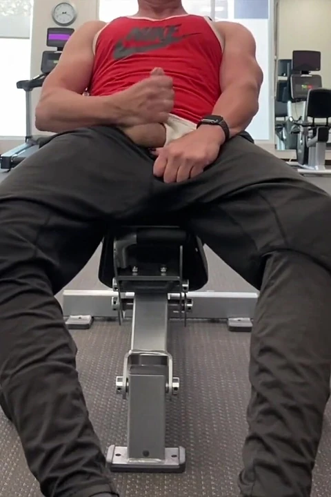 Jockdad87 в спортзале отеля, дрочка и сперма, часть 2