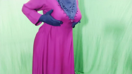 Hintli güzel tesettürlü Müslüman çift sikişmeye susamış