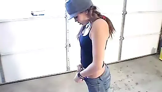 Genç topanga garajında mastürbasyon yapıyor