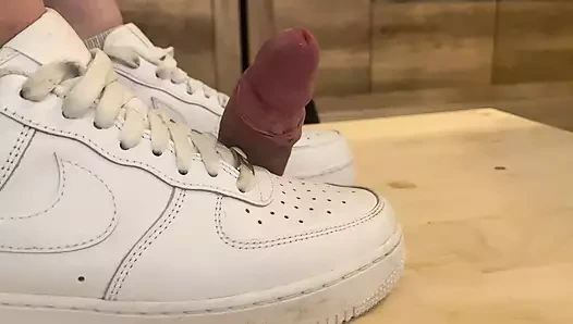 Hava yastığı ve ayakla mastürbasyon ile tahtası çiğneniyor