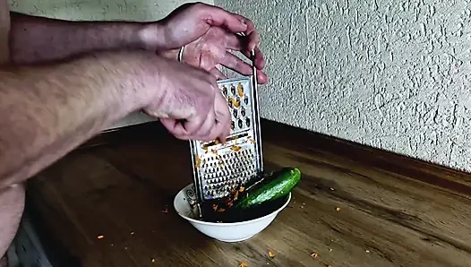 Götünü siktiğim havuçlardan salata hazırlamanı istiyorum.