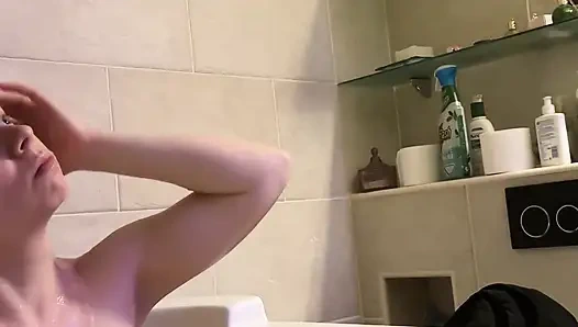 Sıcak su meme uçlarımı sertleştiriyor