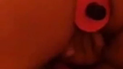 Si tocca la fica e con il dildo riempie il culo