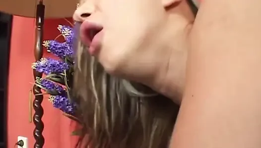 Olgun sarışın orta yaşlı seksi kadın amcığını yalatıyor ve yüzüne boşalıyor