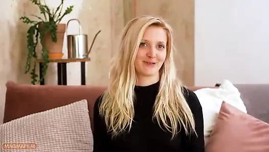 Sevimli öğrenci kamerada seks deniyor