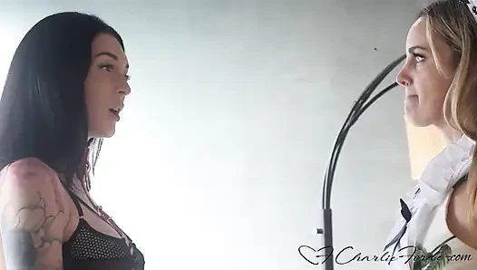 Charlotte Sins amcık temizleme ve parmaklama için Charlie Forde'u çalıştırıyor