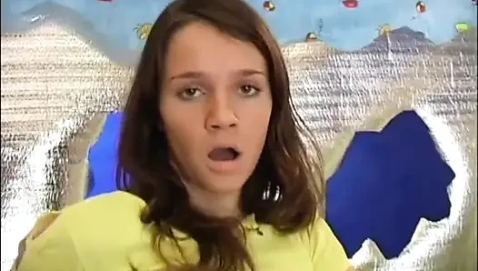 Lezbiyen arkadaşlar salatalık ile oynuyor