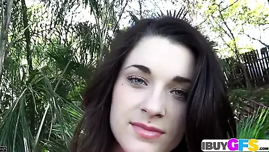 Tatlı sürtük britney masturbates ile yapay penis