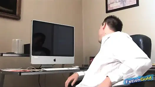 Sapık dövmeli adam sıska üvey kızını çeşitli şekillerde derinden sikiyor